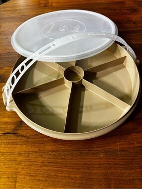 Tupperware vintage Party Susan 405-9 with Tupper-Seal lid 224-5 and handle